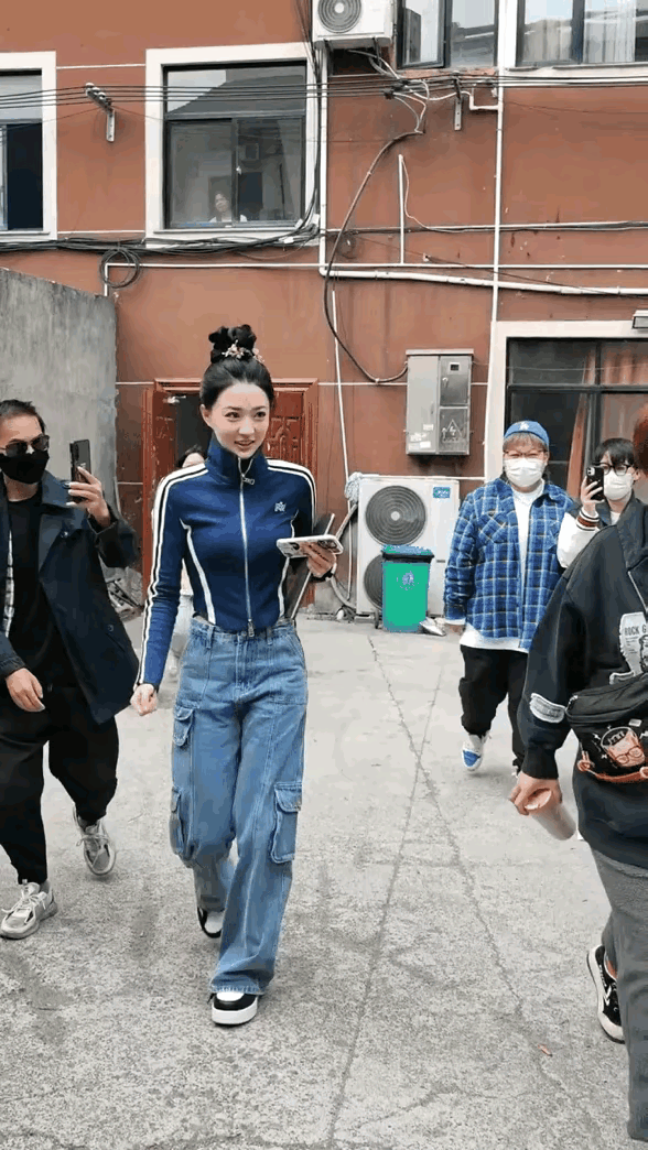 徐露
演技稳健，且无绯闻
只差一个爆火的契机
演员这一行，也是讲究命数的
有些人