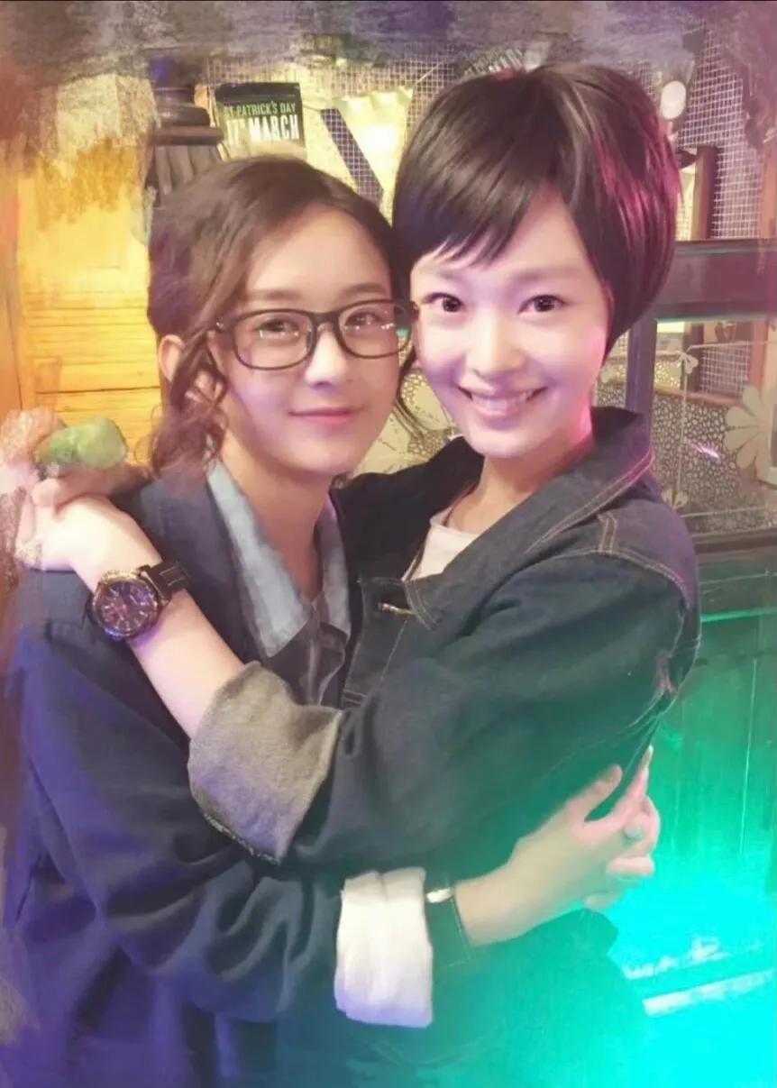 宋轶赵丽颖旧照，当时宋轶还是短发、赵丽颖戴着眼镜很是清纯！两个可爱的小美女，一个