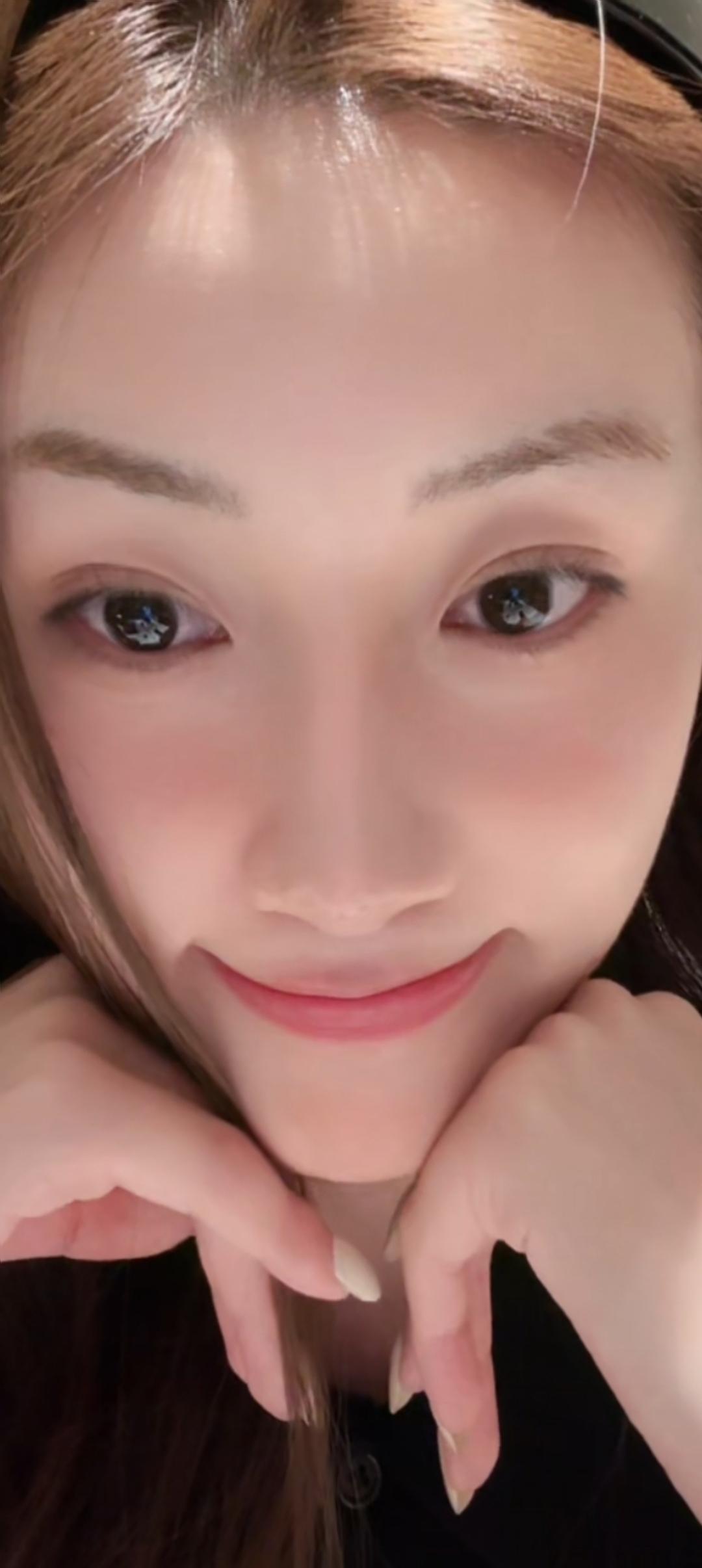 她对着镜头微笑，好可爱！