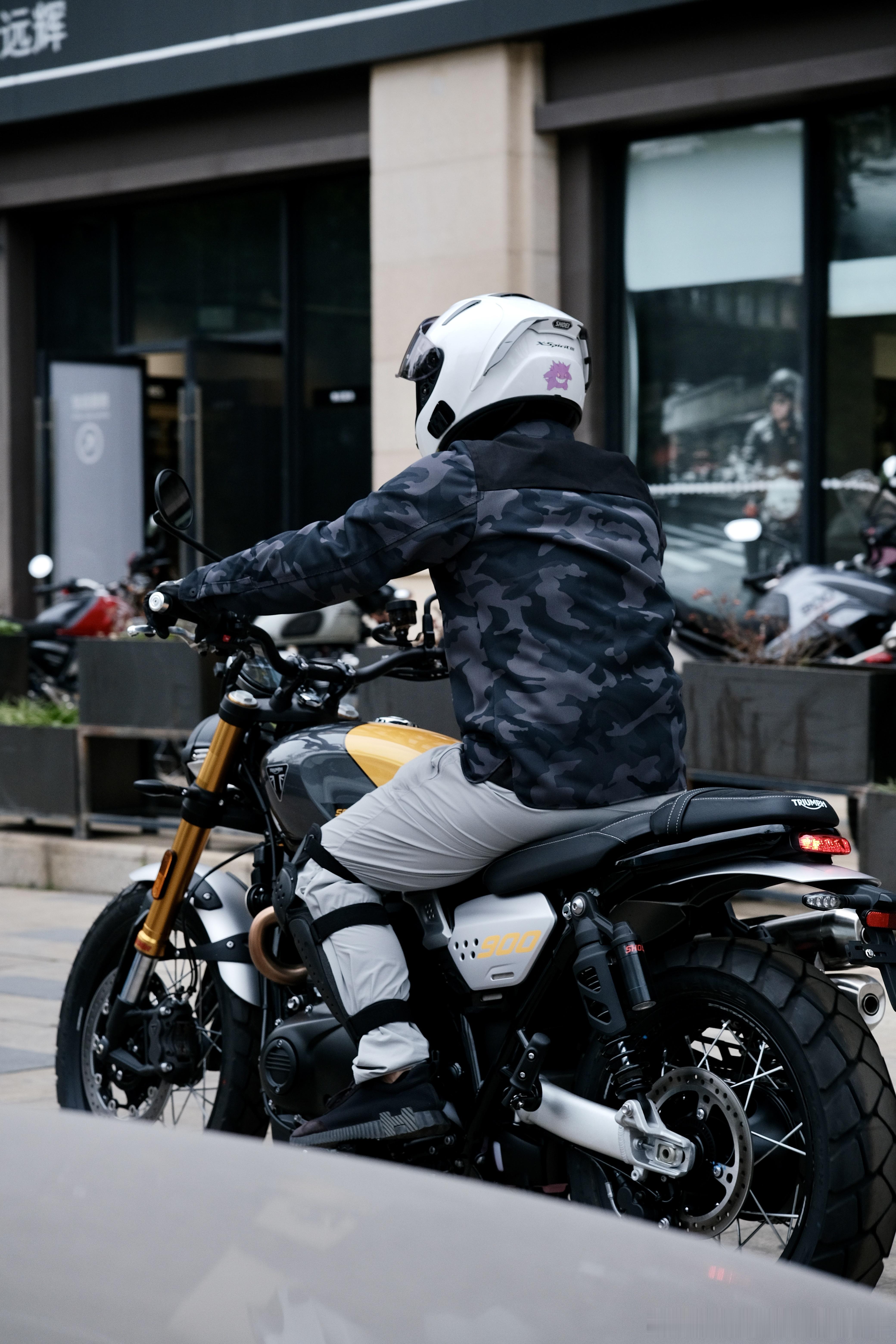 凯旋scrambler 900 骑了两天，凯旋的车上手无难度，骑上去那一下就觉得