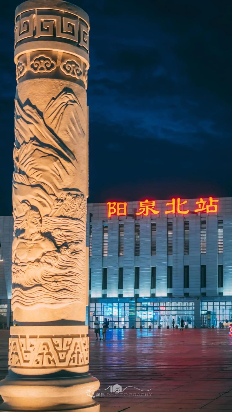 阳泉北站的广场上，一位外地人与一位阳泉人正演绎着类似电影《虎口脱险》的片段。
外