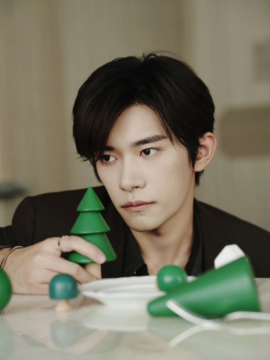 这套好帅啊易烊千玺冬至后第一抹亮色易烊千玺绿色叠加西装易烊千玺