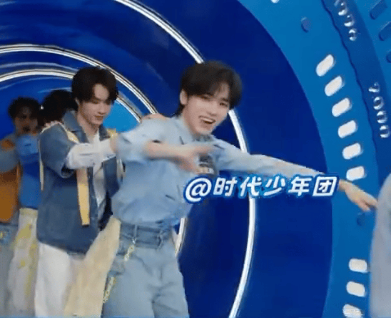 嘿嘿是我家碗盆 搭肩出场～ ​​​