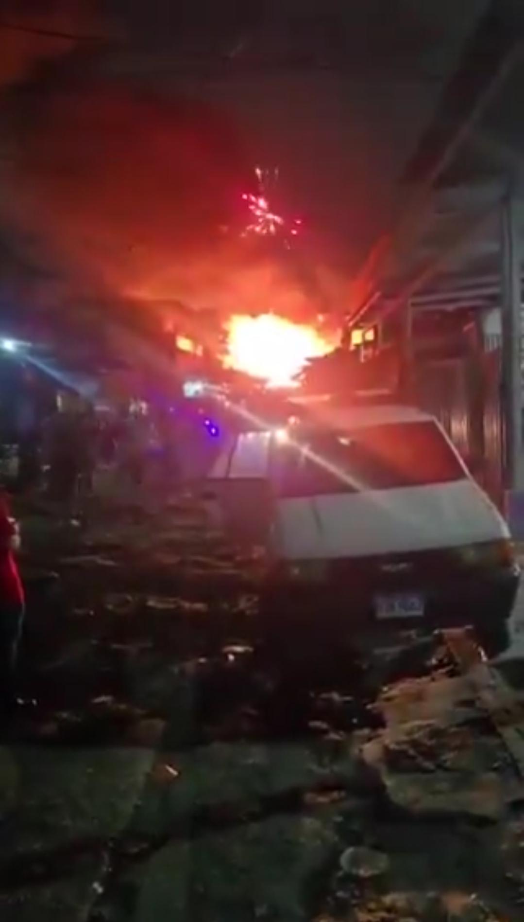 突发新闻——洪都拉斯圣佩德罗苏拉市的麦地那市场突发大火，火灾期间伴随烟花爆竹爆炸