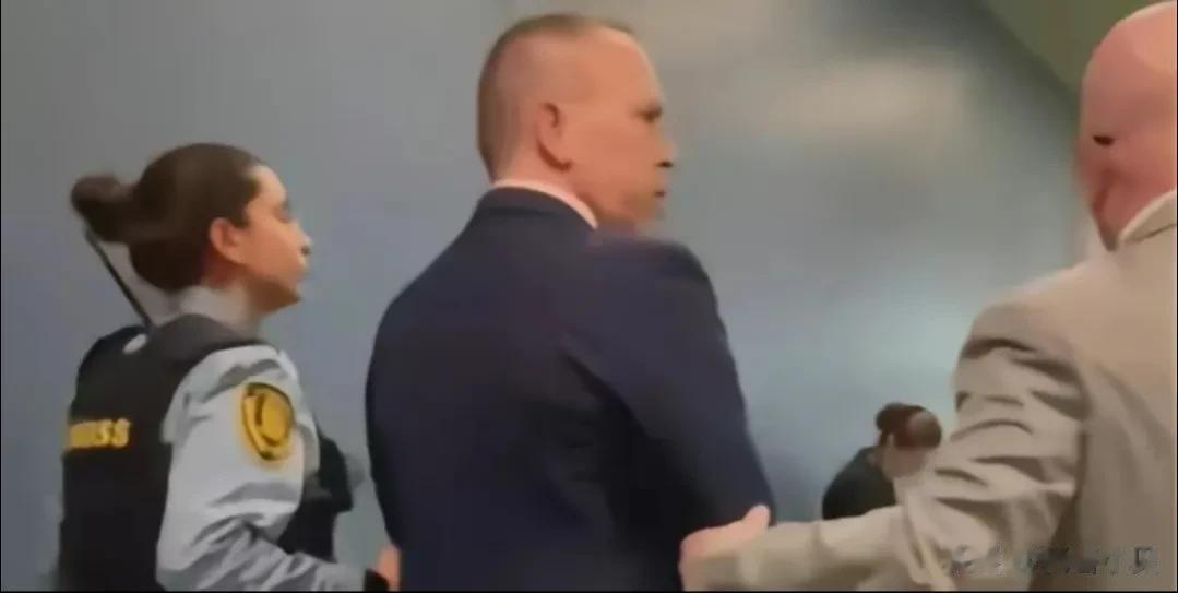 太尴尬！以色列代表埃尔丹被安保人撵出联合国大会。
此前以色列代表不顾联合国规定
