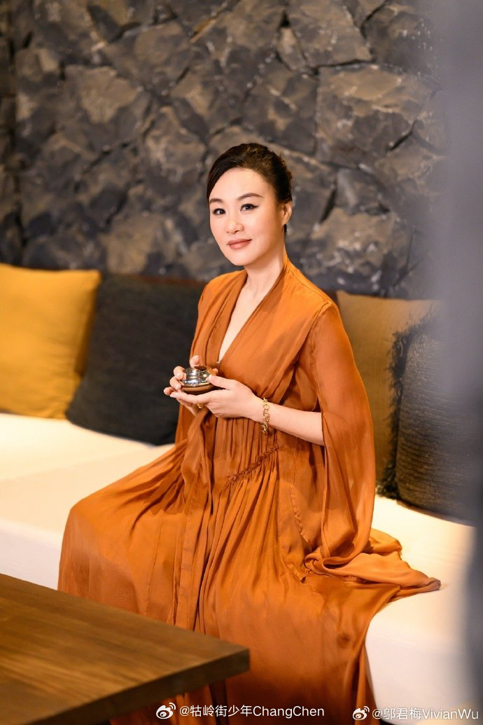 郑子忆导演&编剧的电影《一觉醒来》发布概念海报，主演：文淇领、邬君梅、周柯宇、孙