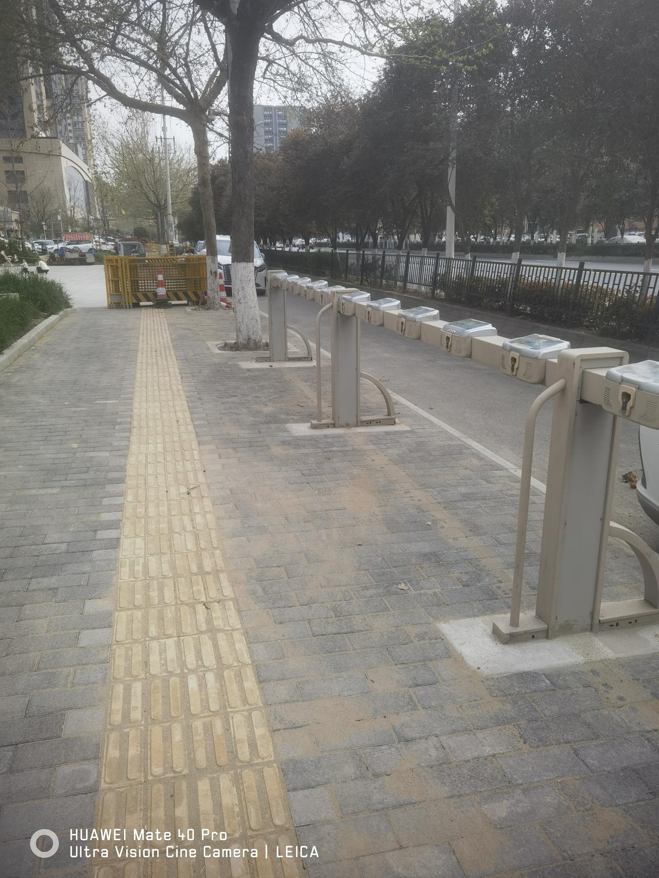 黄色自行车，押金在哪里退？只有停车架，没有车，看来服务是核心，服务不到位，必然被