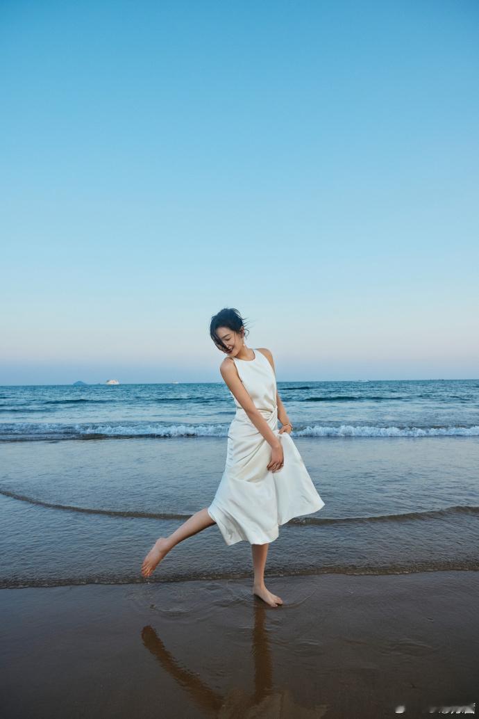 #海水在万茜脚下画了个爱心#万茜央视重阳节晚会造型太美了！优雅盘发配珍珠白长裙，