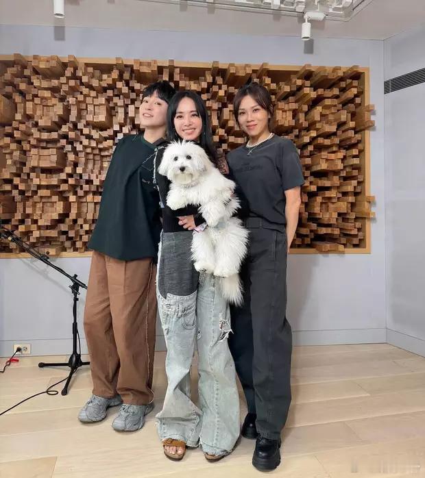 蔡依林吴青峰蔡健雅自拍合影！三人开心比耶笑容灿烂 ​​​