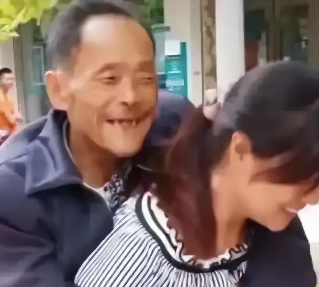 贵州老头在还继儿媳钱时，突然色上心头开始抱向儿媳，被警察管教以后，又将手伸向了5
