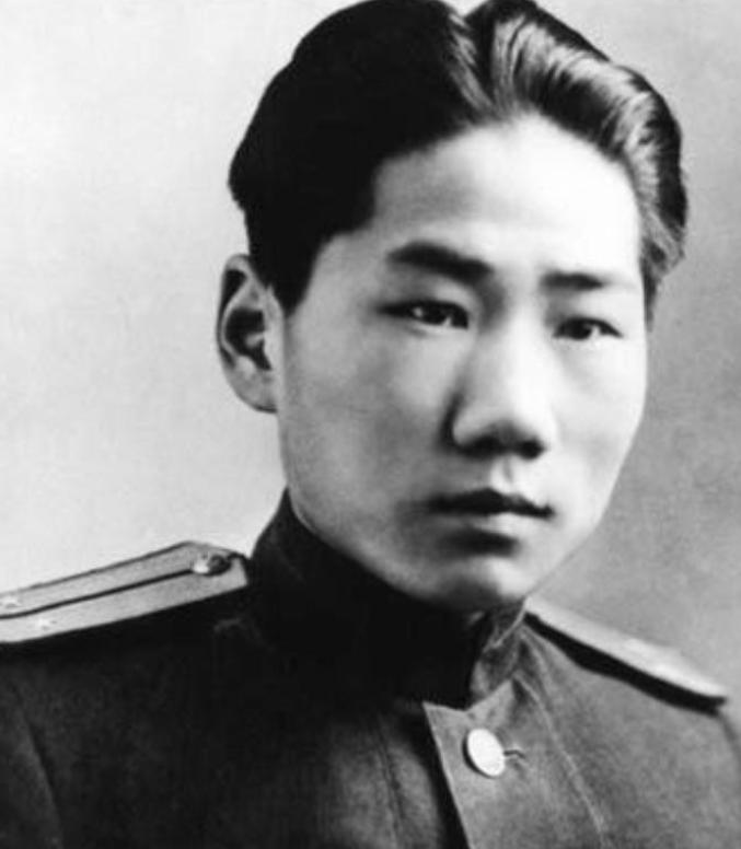 1955 年，中央派人前往朝鲜挖毛岸英坟墓，可当大家刚开始挖，就突然跑过来一名妇