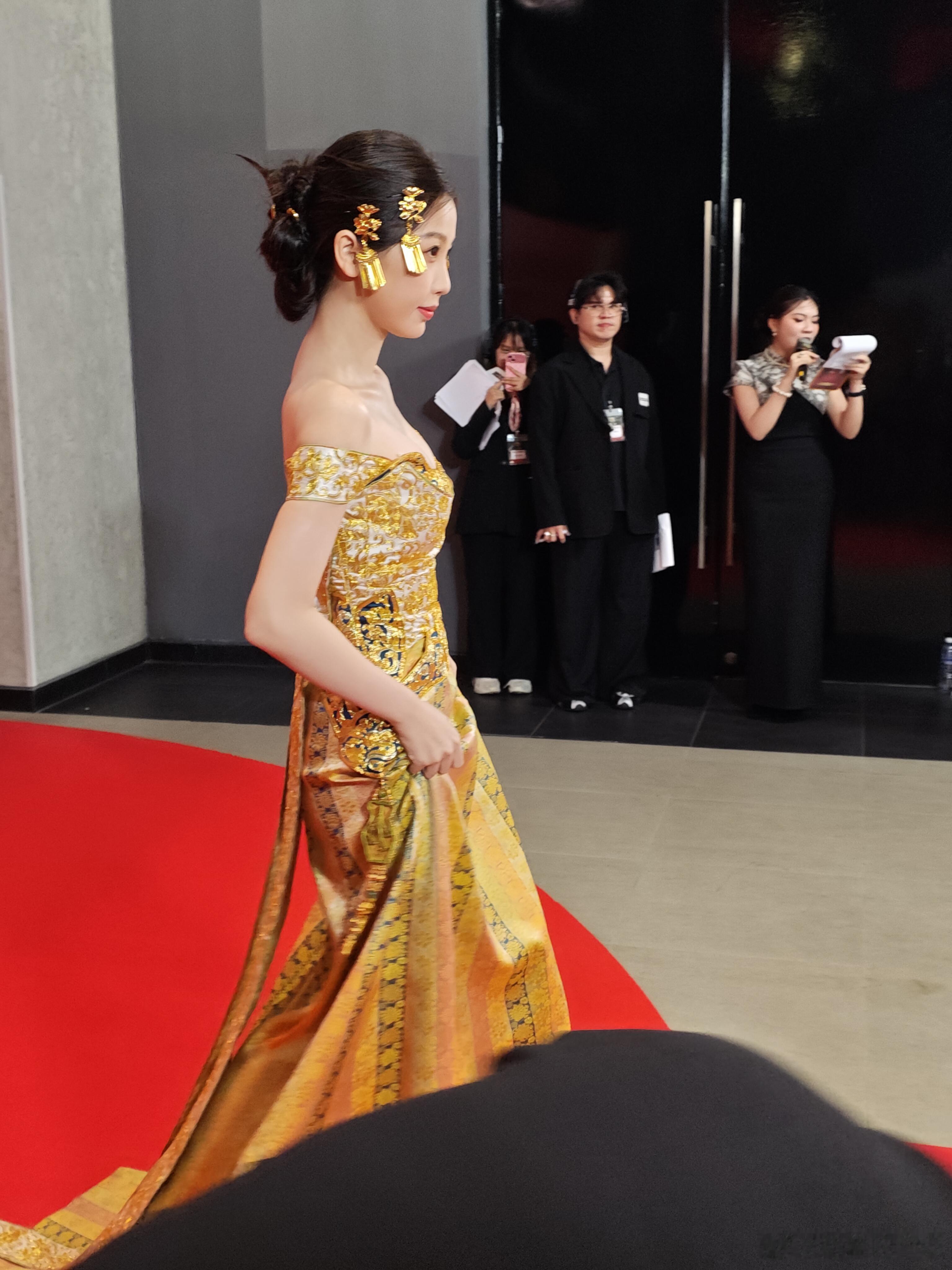 虞书欣 泰国红毯压轴生图虞书欣泰国红毯压轴