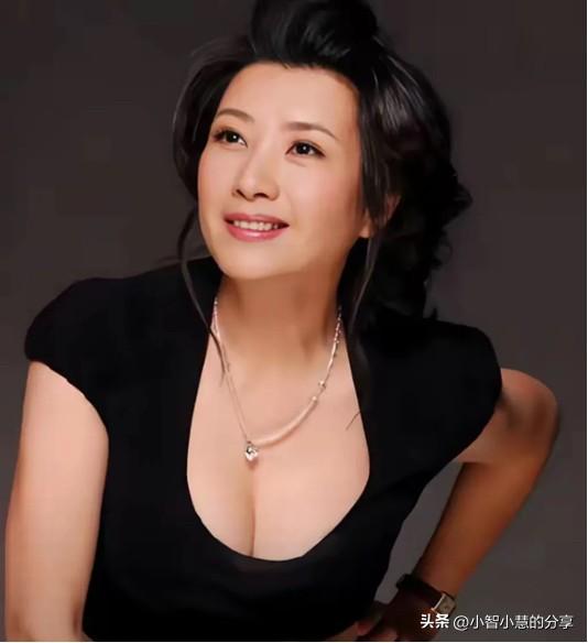 演员王静个子高挑，有167的身高，五官立体，到了这个年龄身材不发福，还那么美艳动