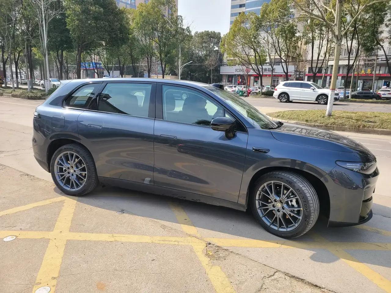 现在的汽车，越来越智能。
除非跑车，几乎听不见机器的轰鸣。
也听不见此起彼伏的汽