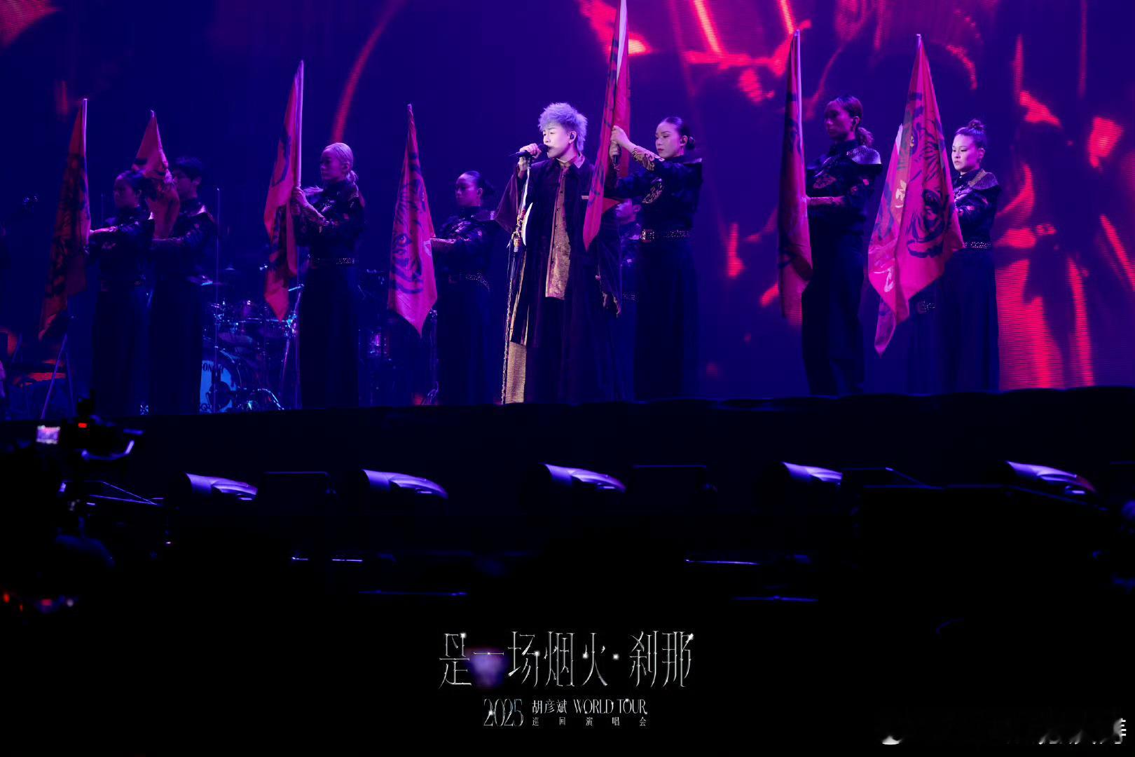 一开始以为胡彦斌也用脸放烟花 从“脸放烟花”的调侃到现场真烟花的惊喜，胡彦斌这波