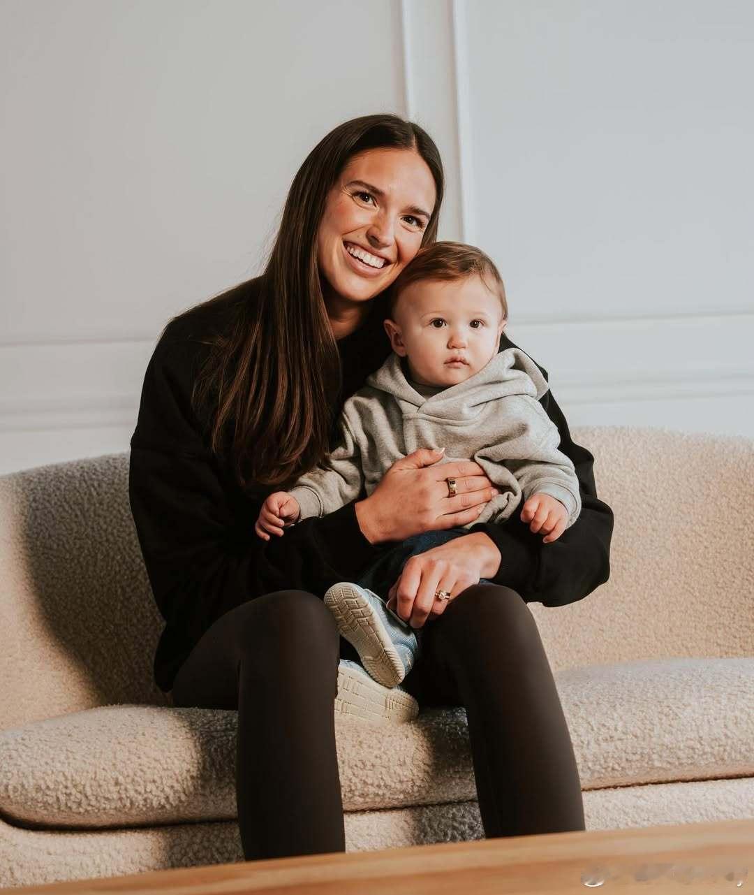 威尔海特和孩子。这个赛季她将回归美国无限极联赛加盟达拉斯。女排美国女排