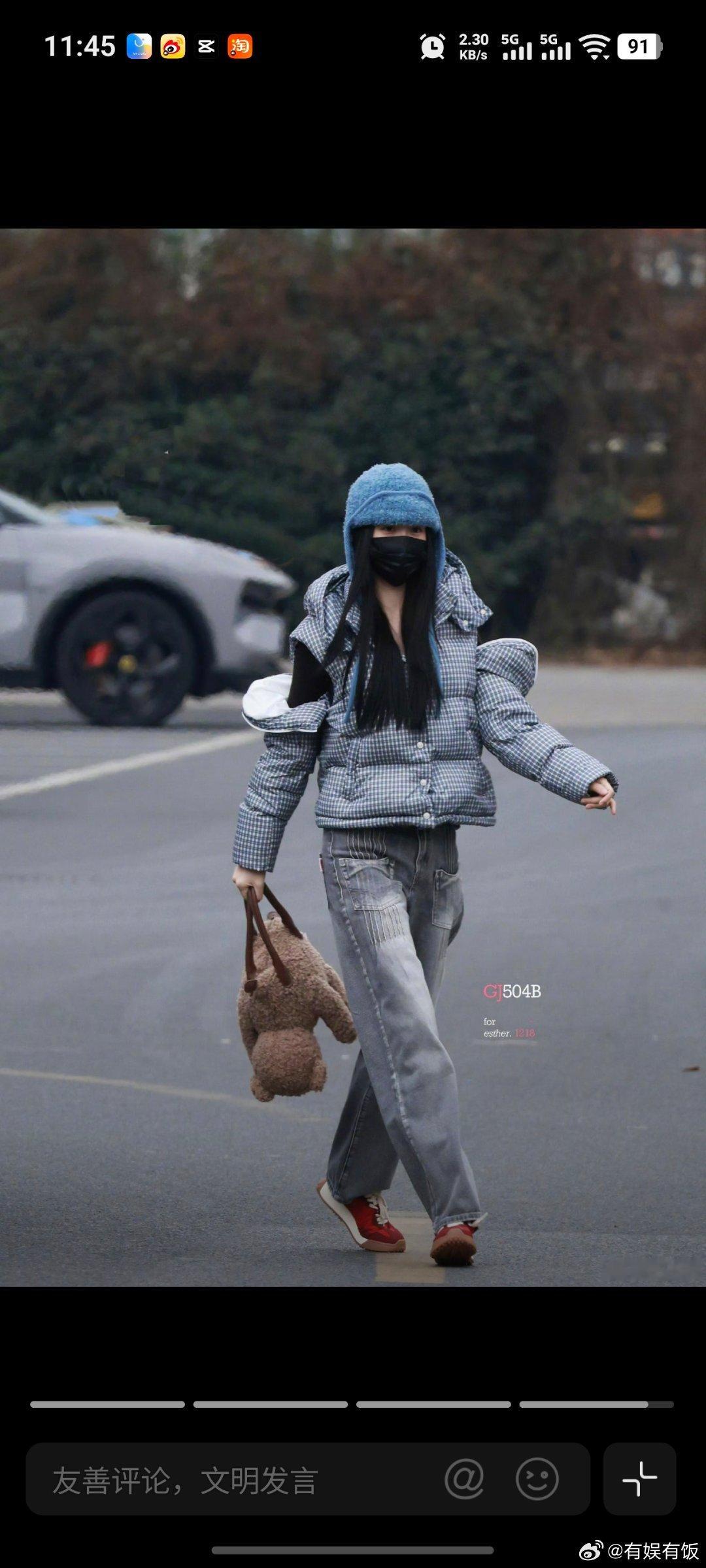 虞书欣条纹羽绒服虞书欣蓝色条纹羽绒服虞书欣条纹羽绒服，好美， 