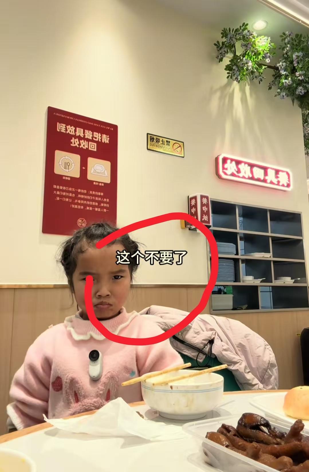 现在全网最烦恼的女人就是一梦了吧！
不是因为见到皮衣哥，也不是因为要出镜，而是因