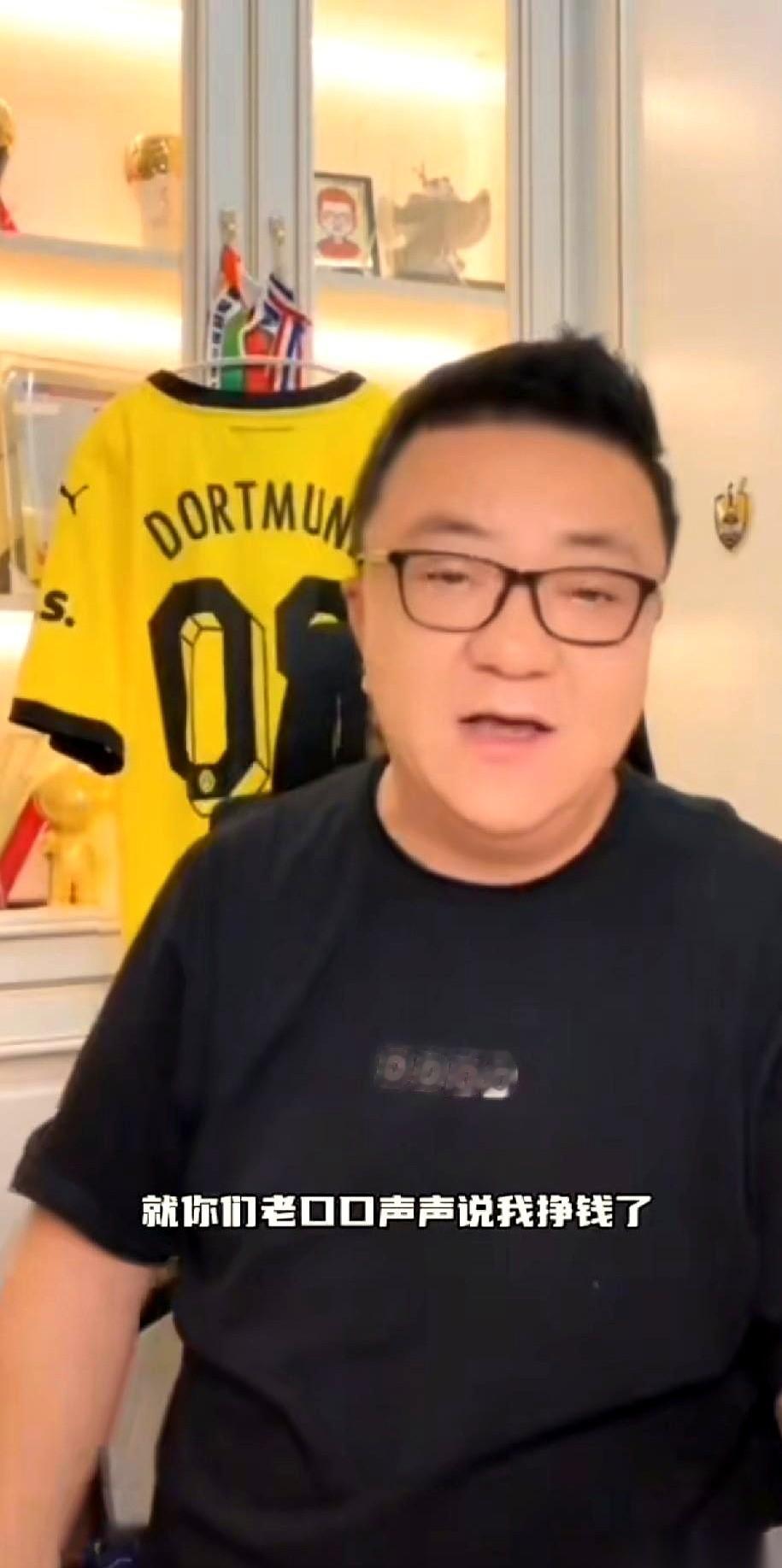 听说有人在瑞士银行偷偷存了6个亿？
还有人传他随便开场直播，一晚上就能捞大几百万