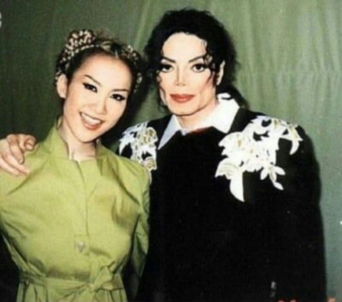 1999年24岁的李玟和41岁的迈克尔·杰克逊合影，当时她是MJ迈克尔·杰克逊韩