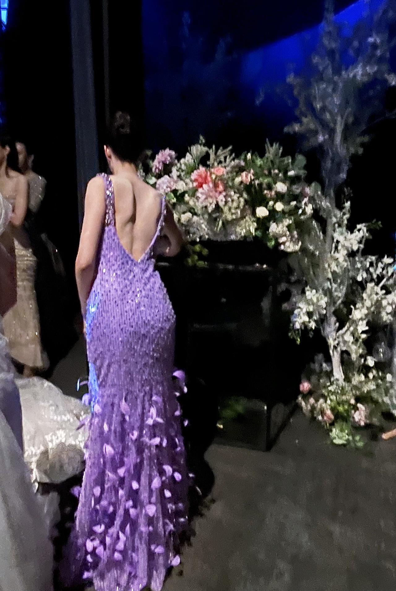 紫色露背礼服 露背礼服 模特时装周 花絮