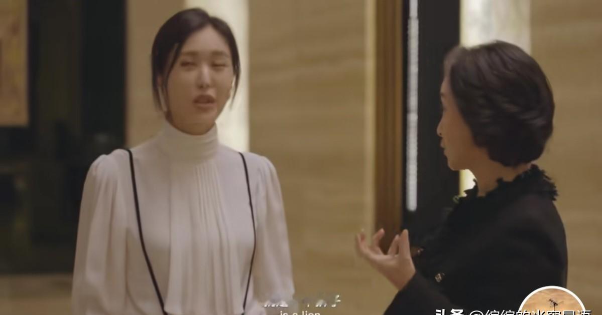 别再傻傻鞠躬请教了，真正的高手，一个姿势就镇住全场。
何超琼正讲着，田朴珺双手插