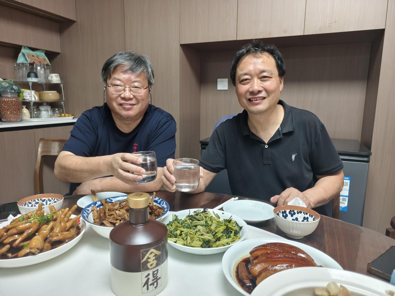 明天回京。回礼嘉陪父母兄弟晚餐。弟弟弟妹做了好多菜，让原本陪父母吃个便饭就走的我