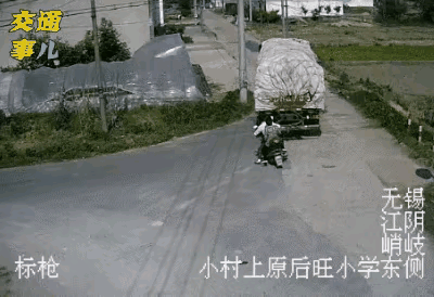 【这种情况，要迅速弃车走人】骑车也走了不该走的误区，没有保持安全距离，大货车倒车