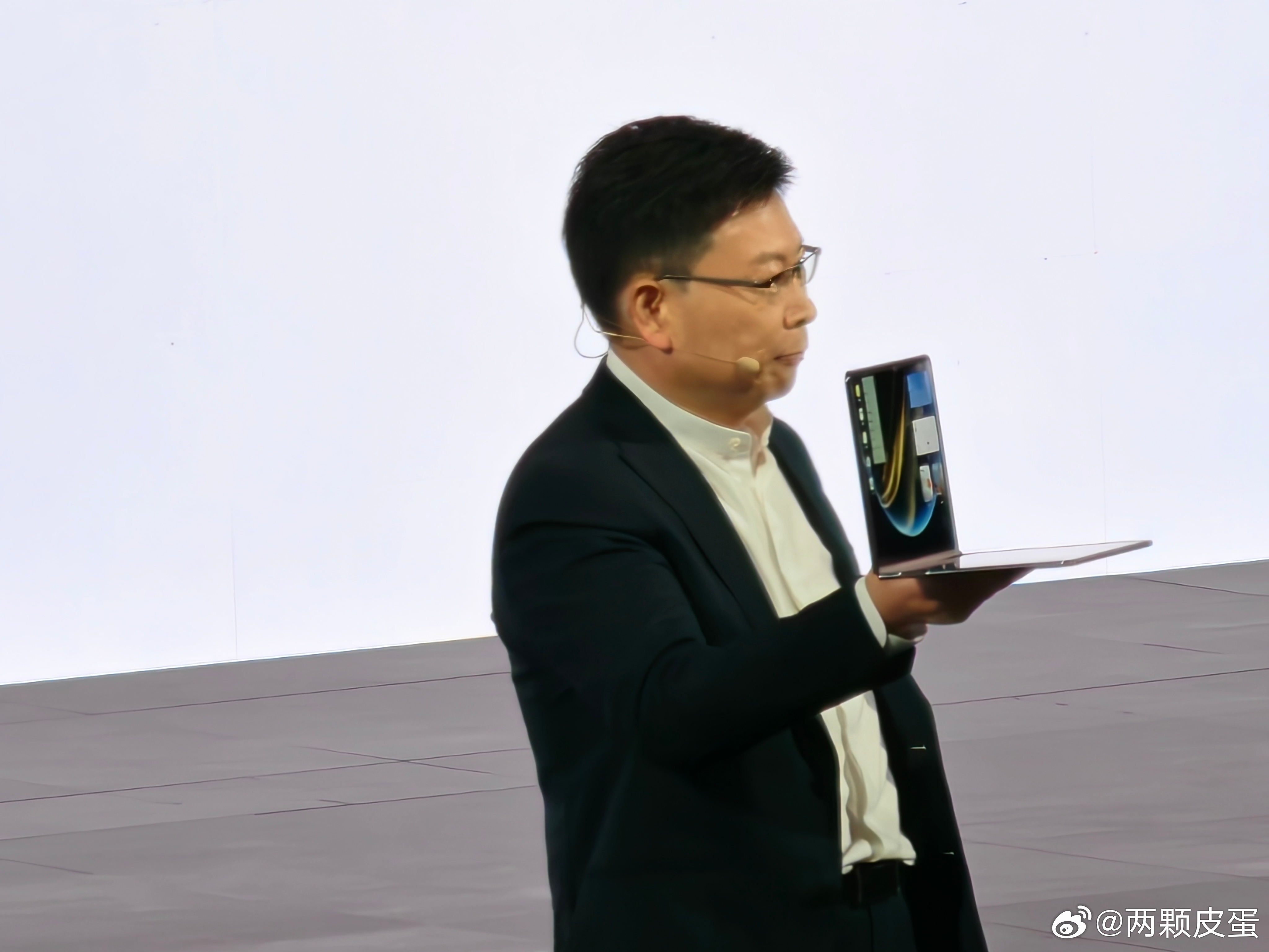 华为发布会 看咱们余总手里的折叠电脑，折叠屏家族又添新成员。 ​​​