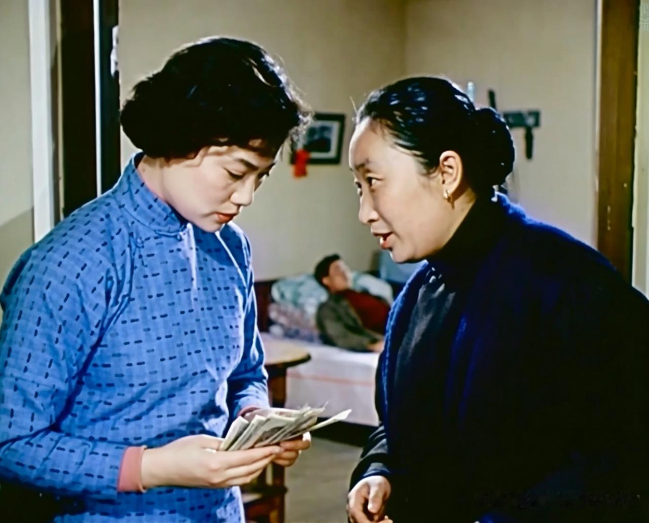 看《东北一家人》的时候，单位同事说：演牛大妈那个演员挺有意思，导演这是哪里找的戏