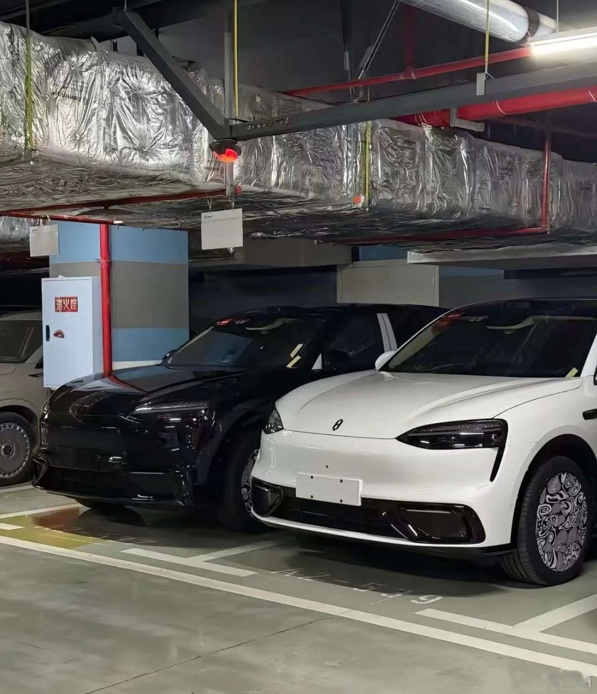 问界M6实车已经被万能的网友曝光了，网上预计价格区间是25万起步，就冲这个外观，