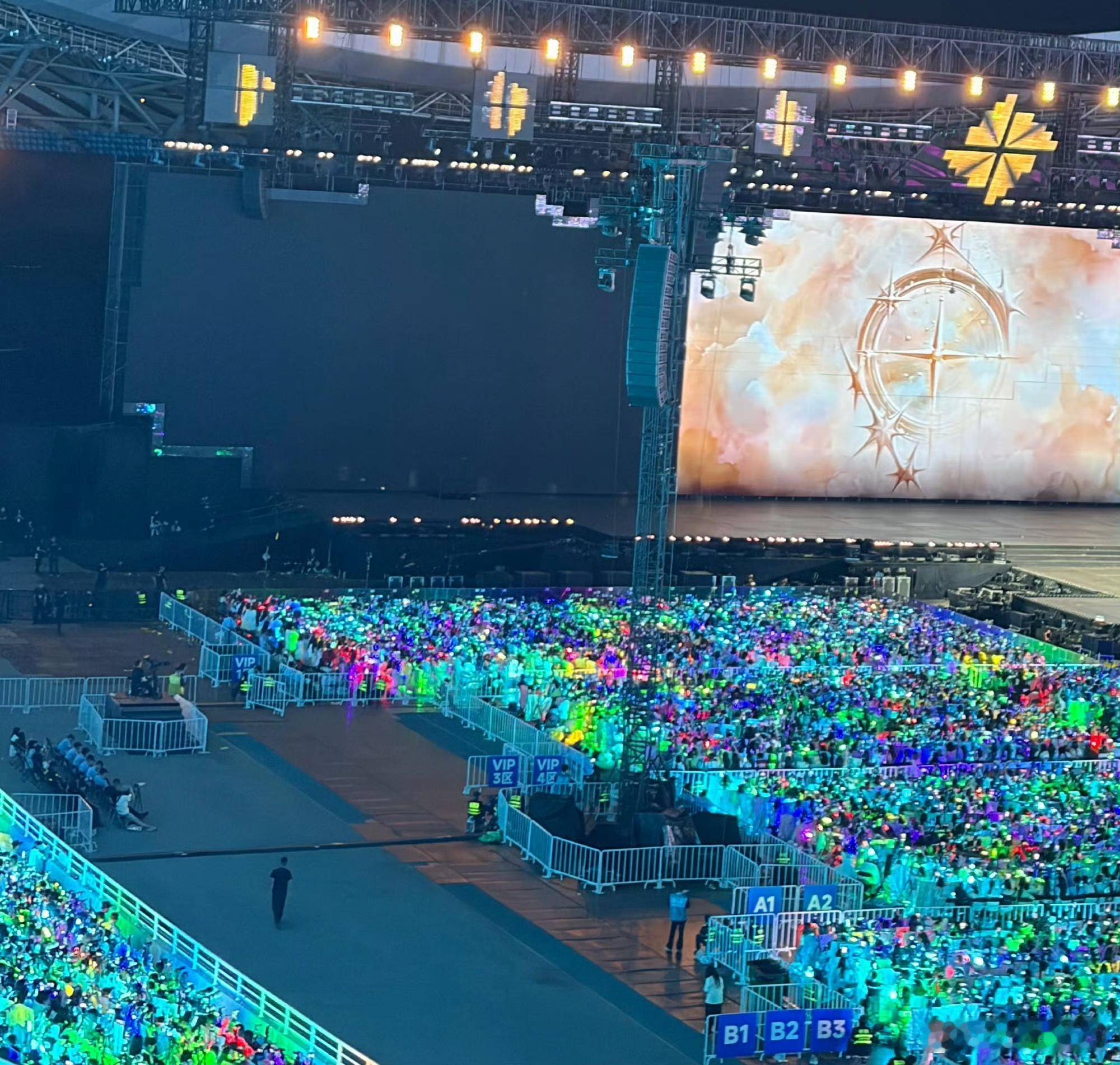 四代五公大屏坏了 四代五公现场突发小状况，出现黑屏闪烁的小插曲。小意外也阻挡不了