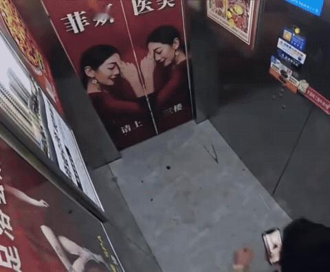 双开门电梯方便是挺方便，可就是，有时候太吓人拉……