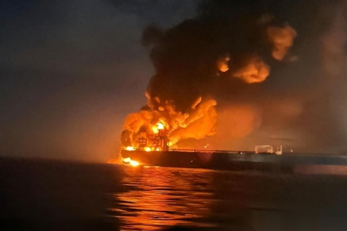 突发！美军霍尔木兹海峡开火，伊朗多地爆炸，对美舰发起复合攻击。这架势看着硬，其实