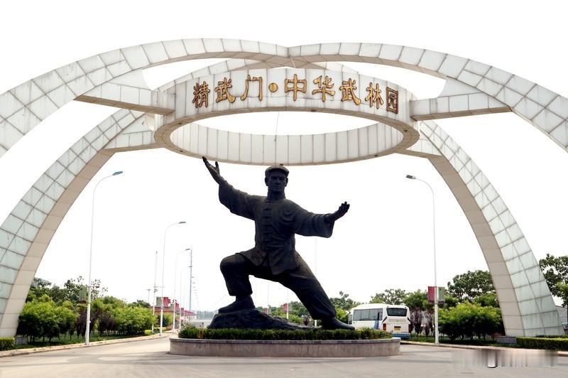 我推荐《精武英雄》用尚武精神打败日本所谓的武氏道精神，大长国人志气。