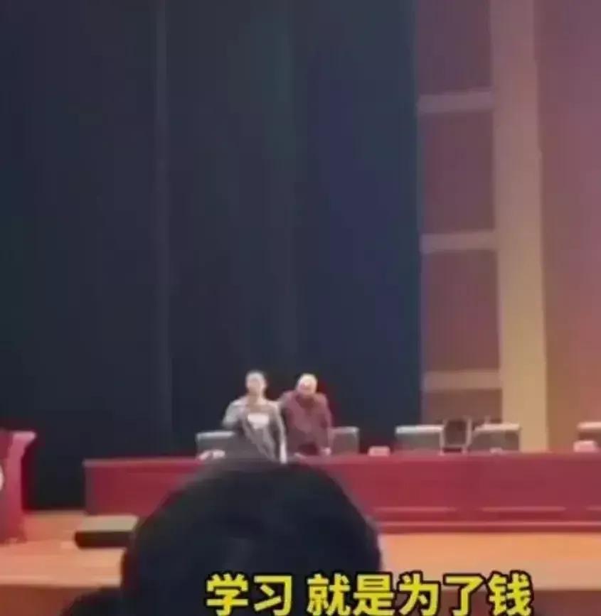 真的是大快人心！陈宏友“教授”因为学生抢话筒的事，处理的结果来了。你猜怎么处理的