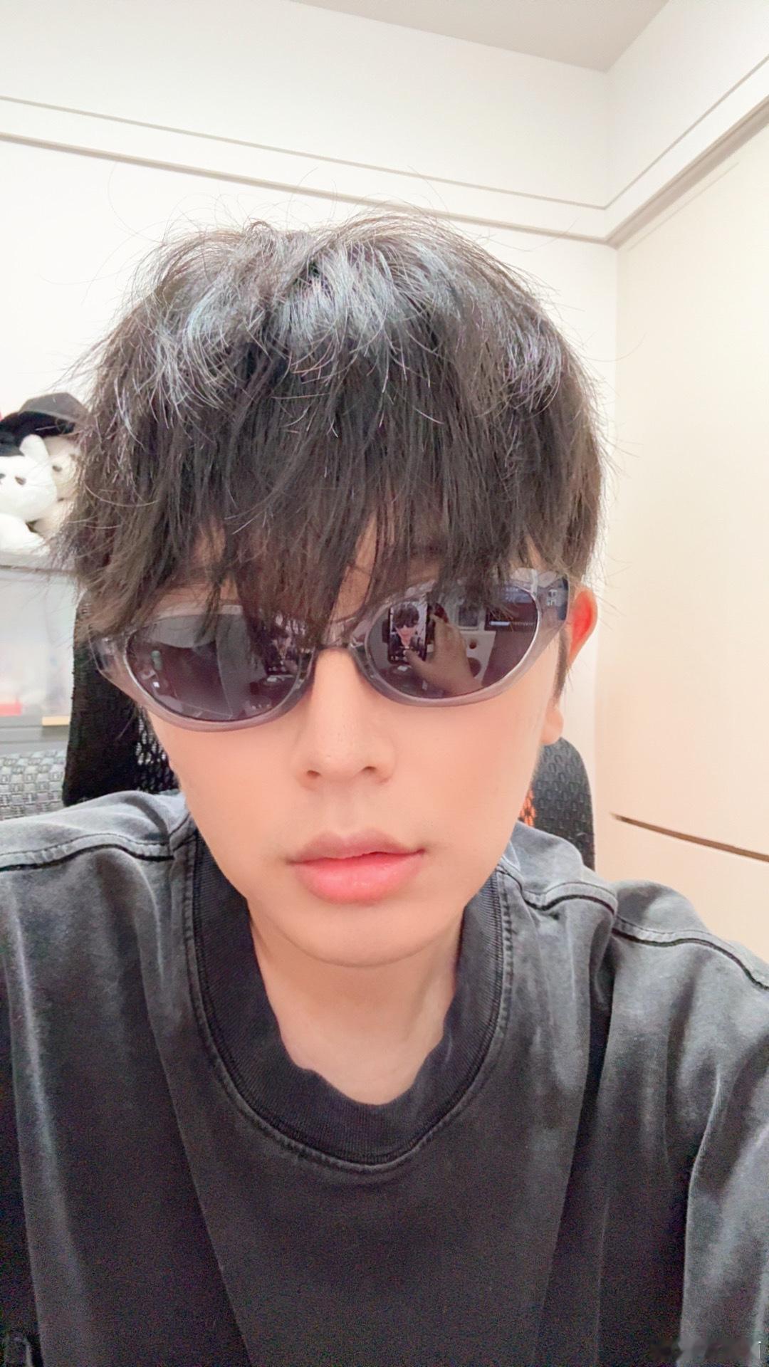 拍视频眼睛不知道看哪里很呆滞，以后就直接墨镜好了！眼睛想往哪里看就往哪里看！ 