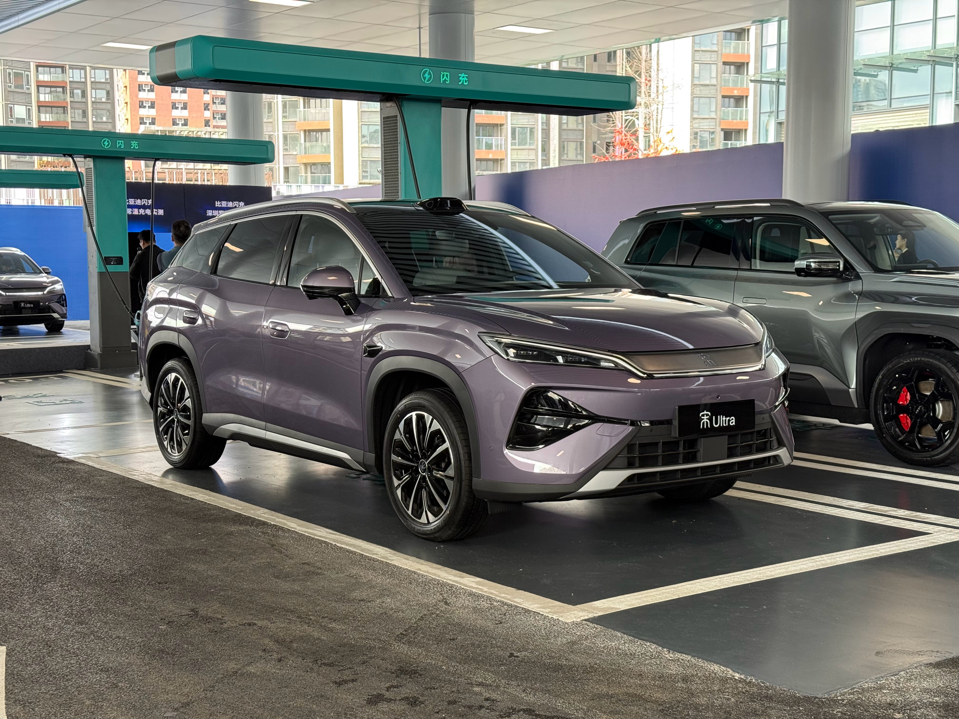 实际体验了一下全新仰望U7插混版和全新宋Ultra EV的充电速度，在深圳将近零