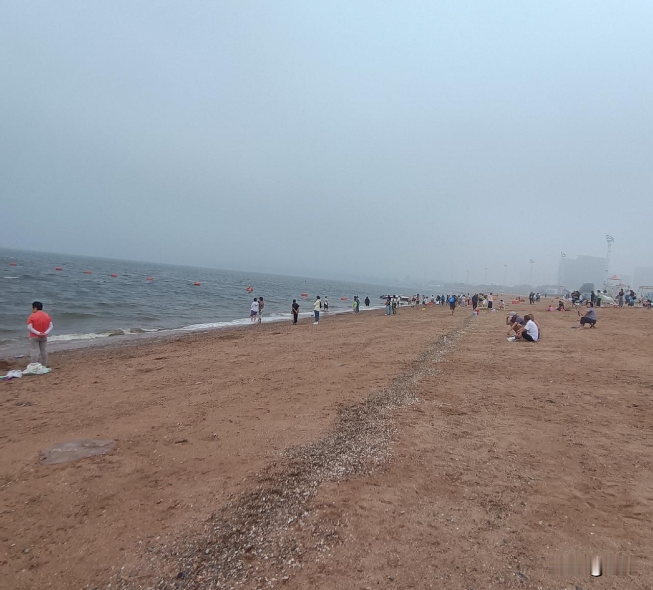 浪花柔柔的低语着
夕阳斜斜的依偎在山坳
把粼粼的水光
织成一条金黄的绸缎，
轻轻
