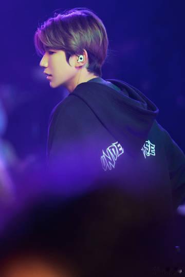 泡泡岛音乐与艺术节 刚到现场就被舞台上的泡泡装置晃得挪不开眼，工作人员说光调试这