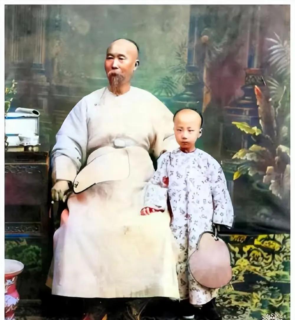 1901年，晚清重臣李鸿章去世时，留给子孙高达10亿多元财产。然而，52年后，他