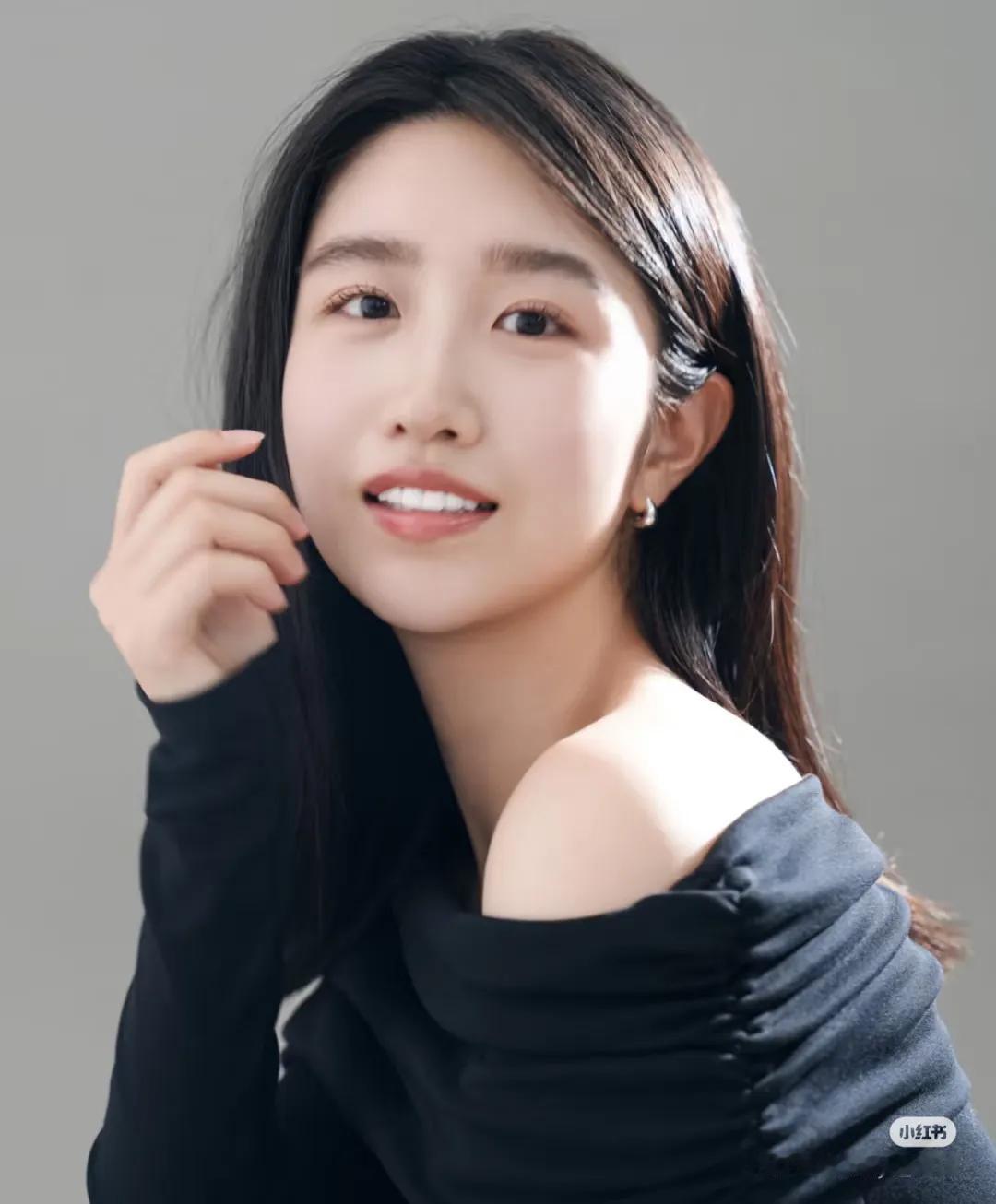 话说日本近几年就推出了许多颜值和气质都相当不错的新晋模特，而茉优就是其中之一。凭