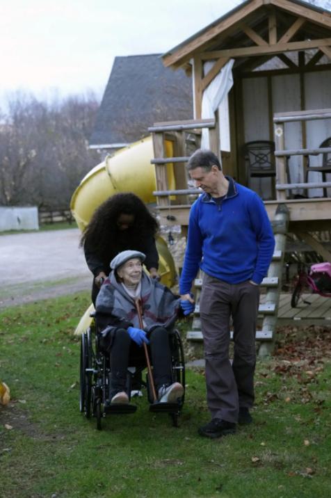 好心办坏事，68岁的健身教练埃里克，和91岁孤寡老人戴安娜的故事。
戴安娜病重出