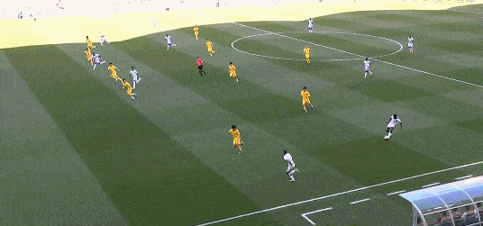 国足热身赛不敌喀麦隆。比赛前十分钟，中国队连丢2球，陷入被动局面。易边再战，双方