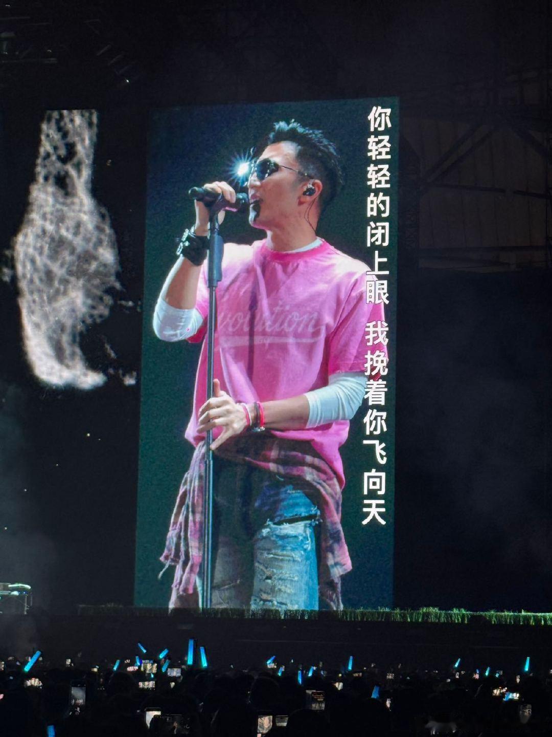 谢霆锋好粉沈阳这场的小彩蛋，当属谢霆锋这件粉色T恤?。硬汉与芭比粉的奇妙组合，看