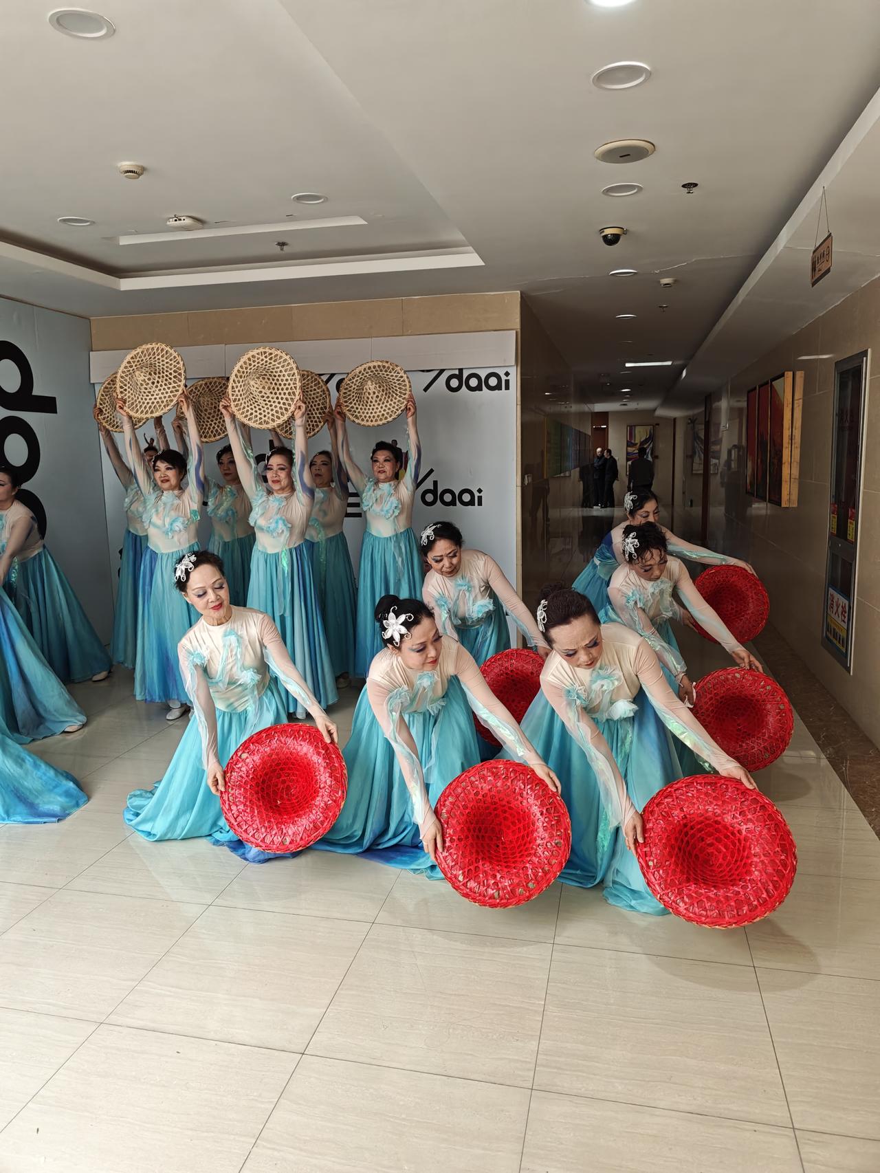 今天在浦东三林剧场，参加了一个舞蹈比赛，我们的这个新舞，第一次登台展示，是首秀，