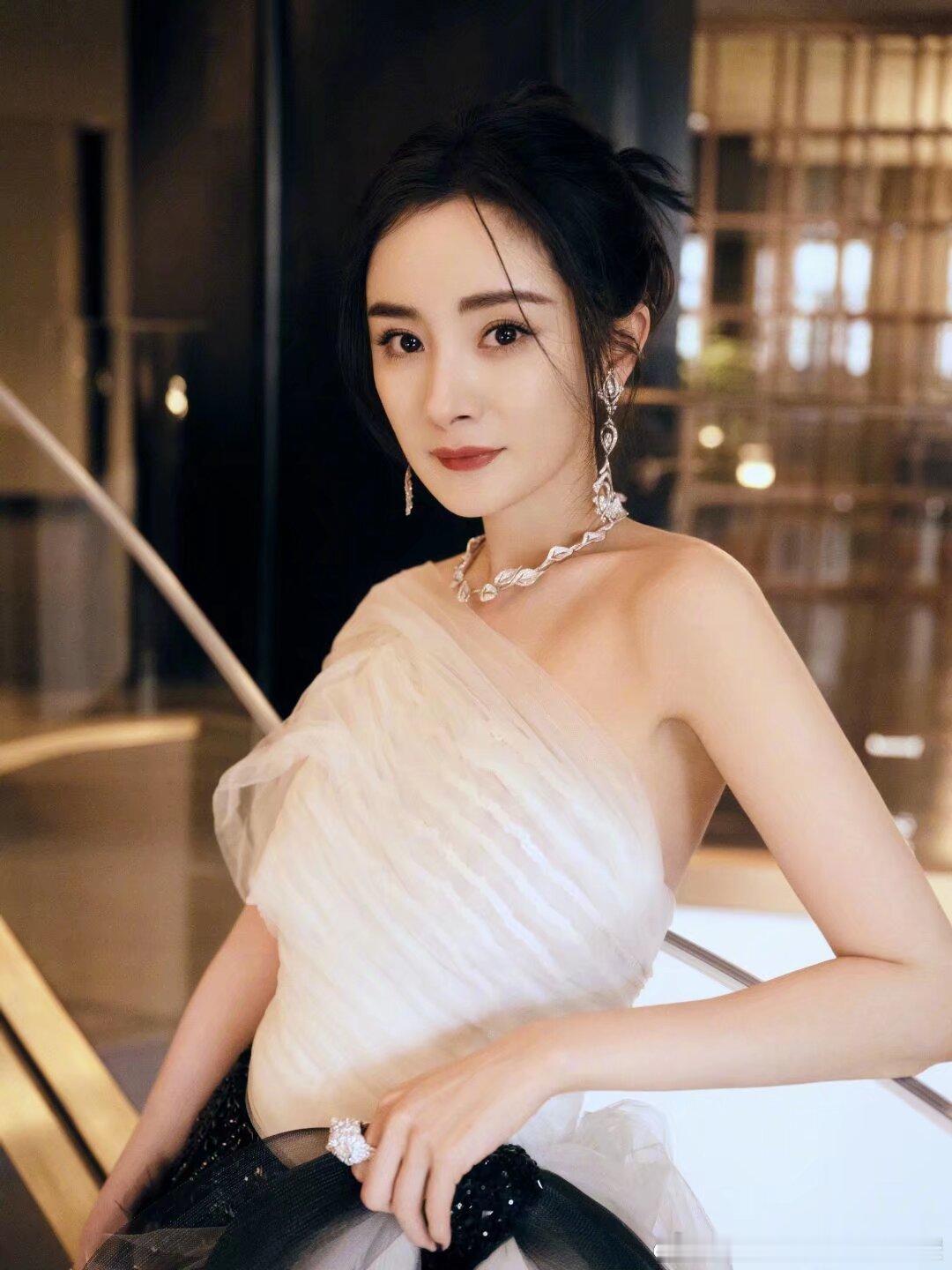 杨幂  🦊杨幂凯度全球代言人 我们都知道，电影里总会有让我们惊讶的桥段。但是，