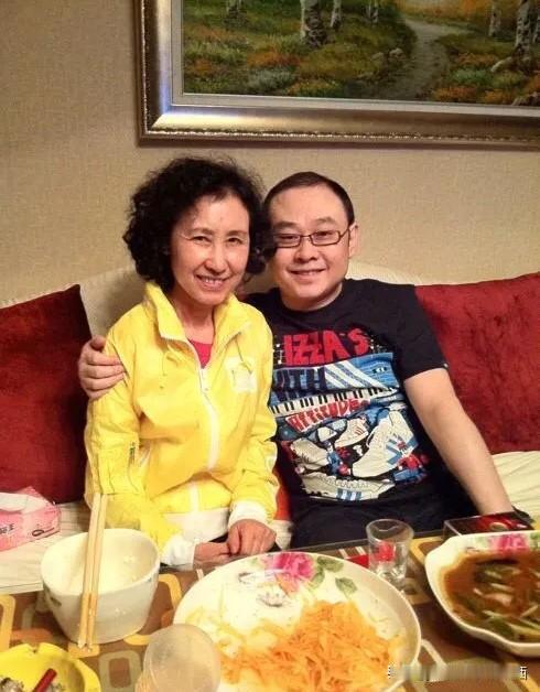 刀郎那么出名，在家里面也只吃家常菜，炒土豆丝和一个荤菜，跟普通家庭一样的。这样有