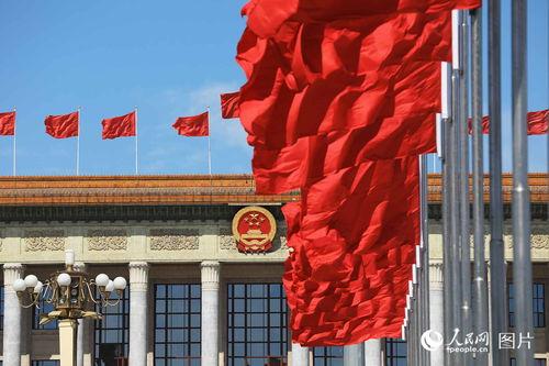 中央这次反着来！以前，有些人玩的都是"先走人、再脱身"的套路：悄悄把老婆孩子往国