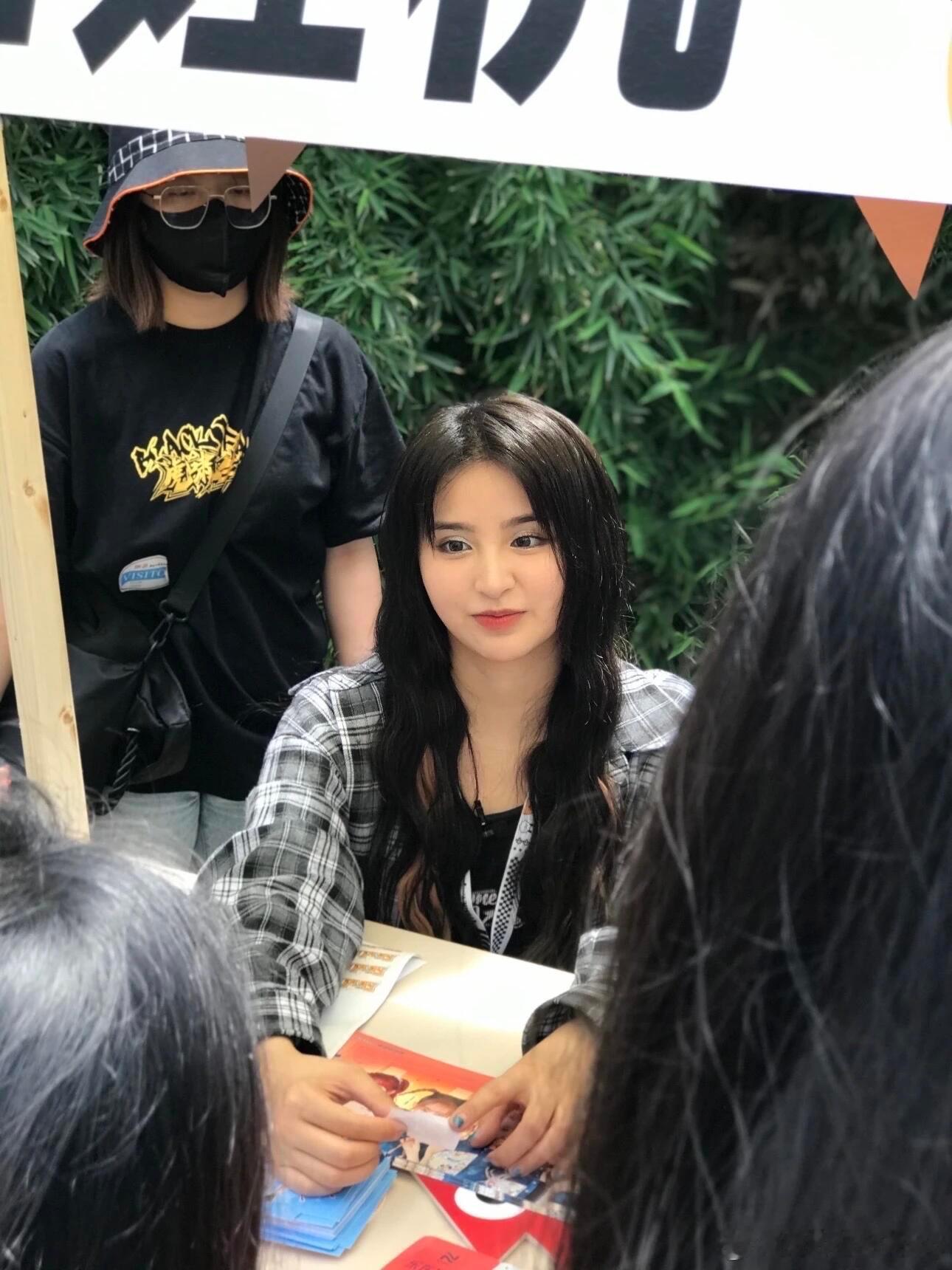 金子涵右耳几乎听不见 刚刷到金子涵右耳几乎听不见的消息，瞬间鼻酸，这么多年她悄悄